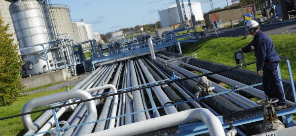 chemical worker turning on pipelines HKN k04s SBI 300976874